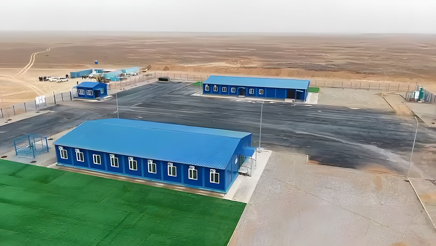 Вахтовый городок из модульных зданий, вид с дрона